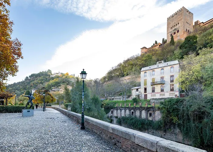 Frente a la Alhambra